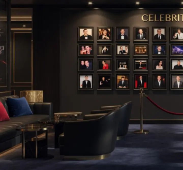 Ściana celebrytów w Lounge z oprawionymi zdjęciami gwiazd i stylowym oświetleniem.