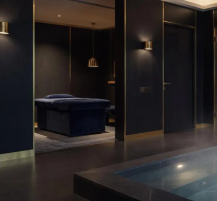 Luksusowa strefa wellness z podświetlonym jacuzzi i sauną w hotelu nocnym