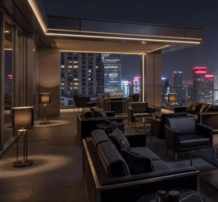 Taras widokowy hotelu nocą z widokiem na oświetlone miasto